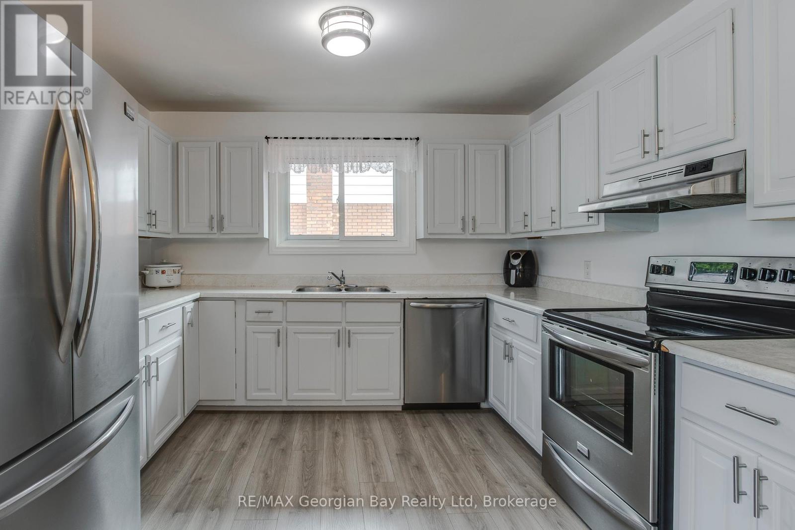 32 Kerr Drive, Penetanguishene, Ontario  L9M 1H6 - Photo 12 - S12332151