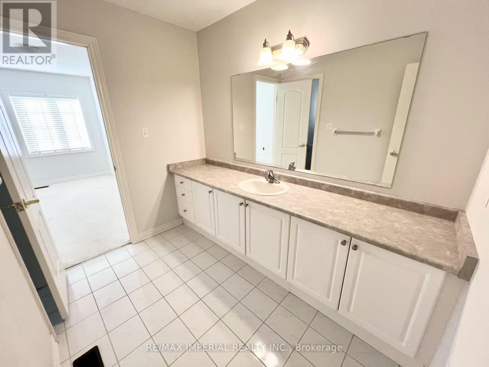 1199 Mctavish Drive, Newmarket, Ontario  L3X 0A9 - Photo 11 - N12332176