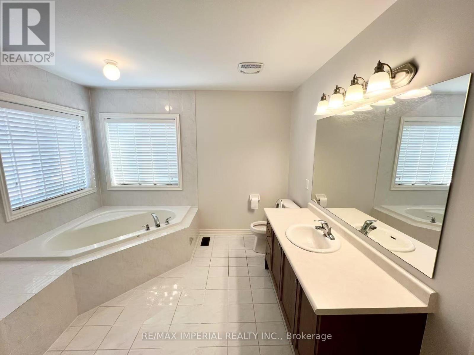 1199 Mctavish Drive, Newmarket, Ontario  L3X 0A9 - Photo 18 - N12332176