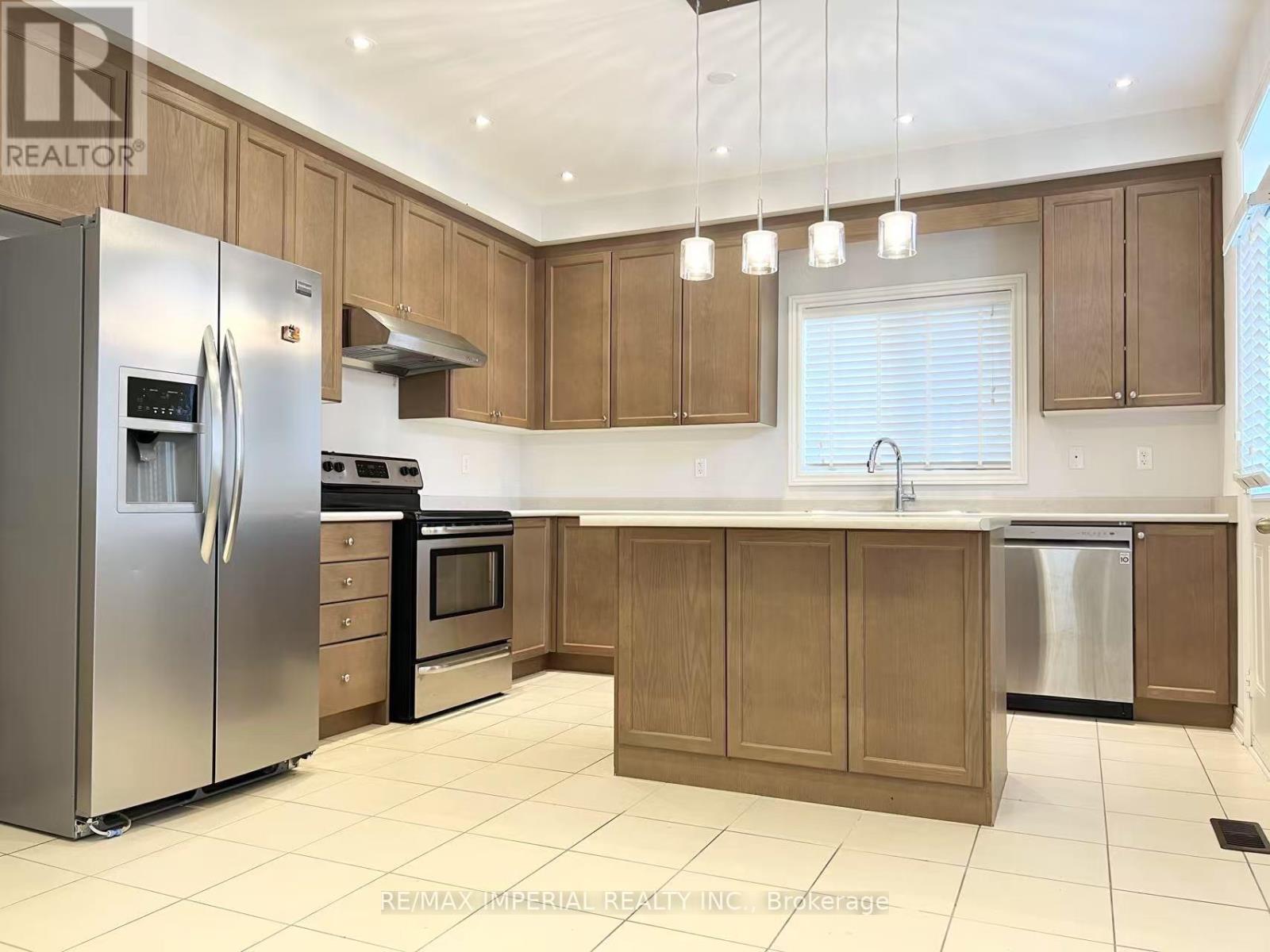 1199 Mctavish Drive, Newmarket, Ontario  L3X 0A9 - Photo 4 - N12332176