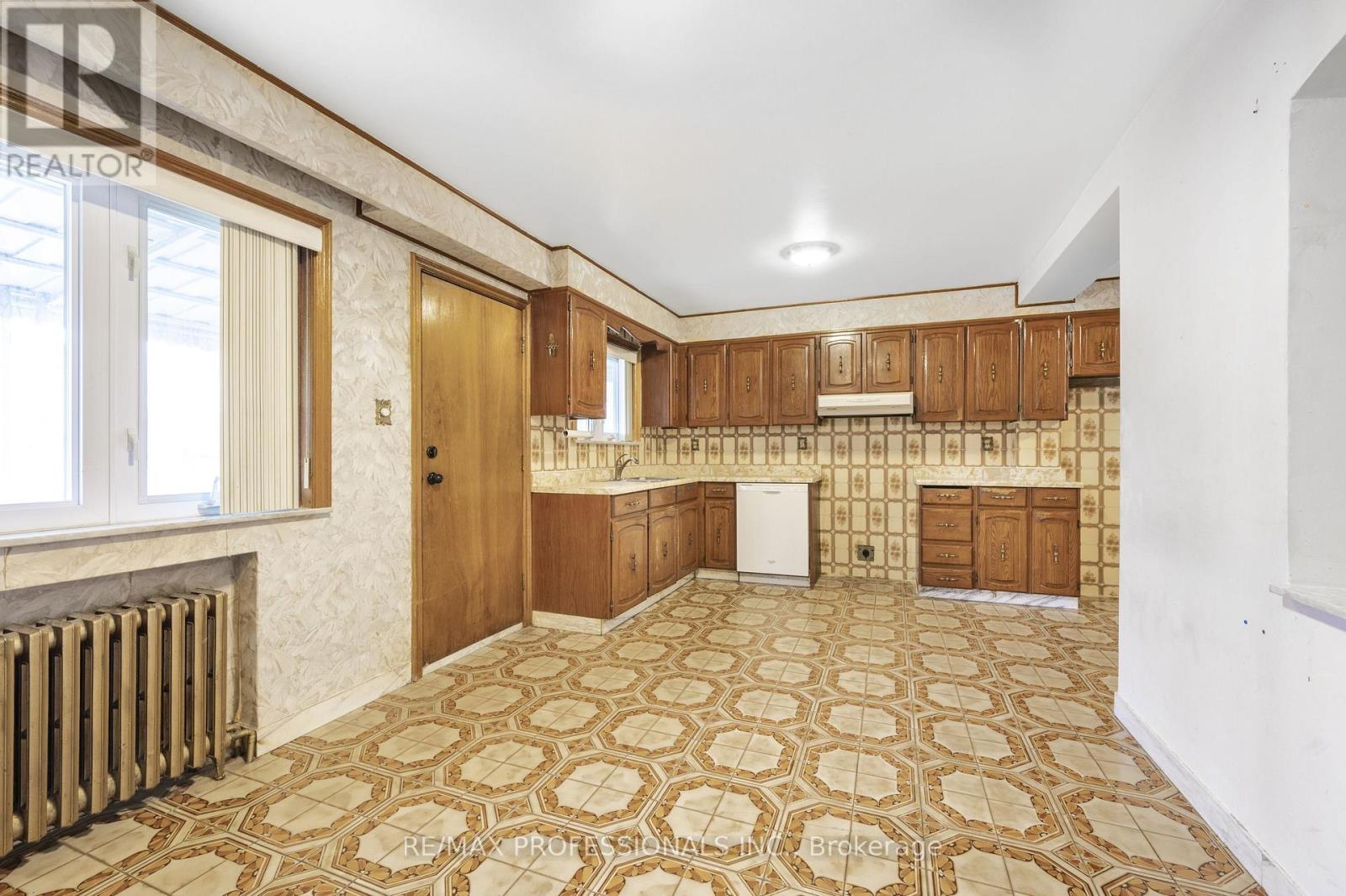 560 Atlas Avenue, Toronto, Ontario  M6C 3R4 - Photo 14 - C12326132