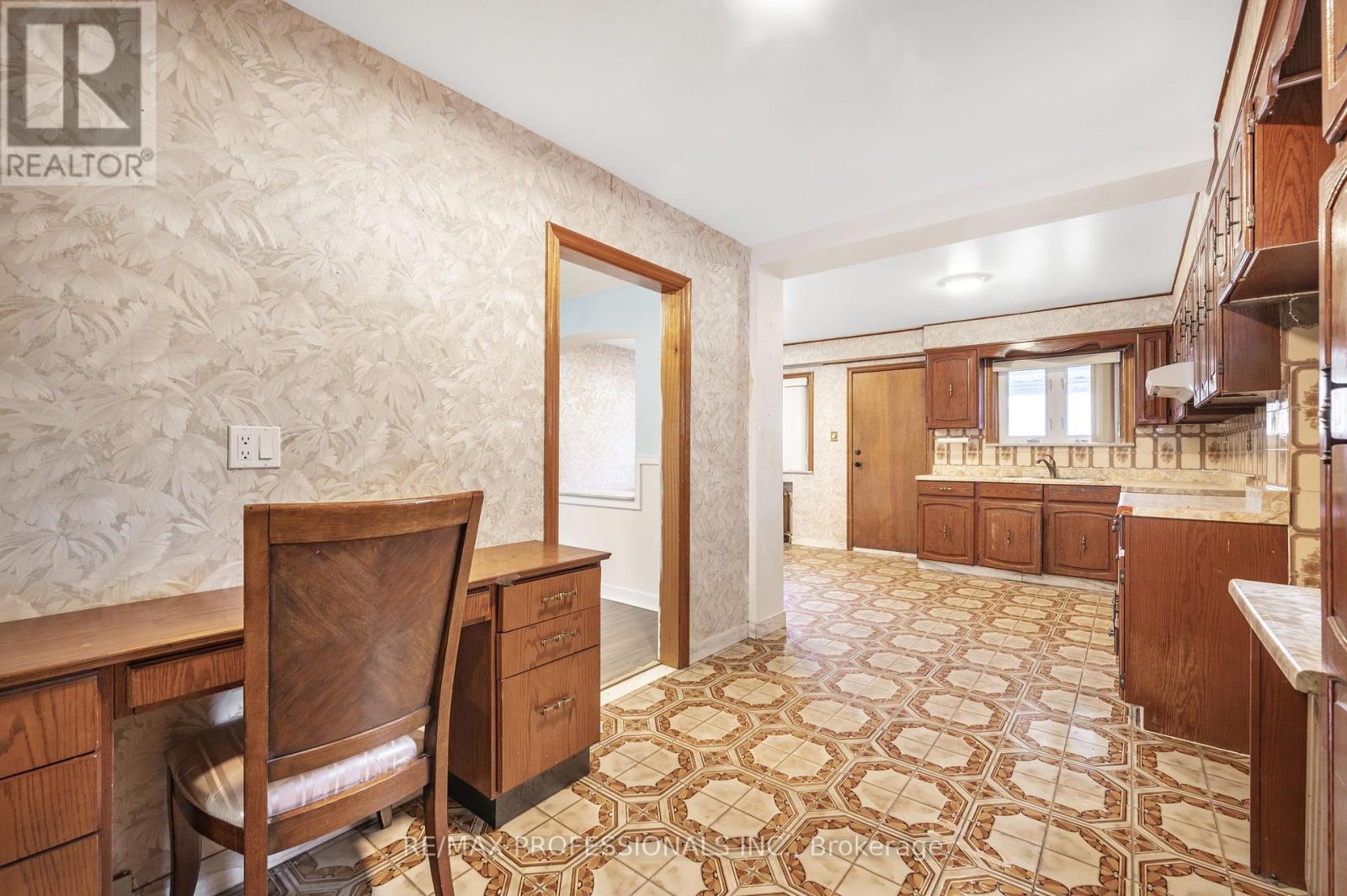 560 Atlas Avenue, Toronto, Ontario  M6C 3R4 - Photo 16 - C12326132