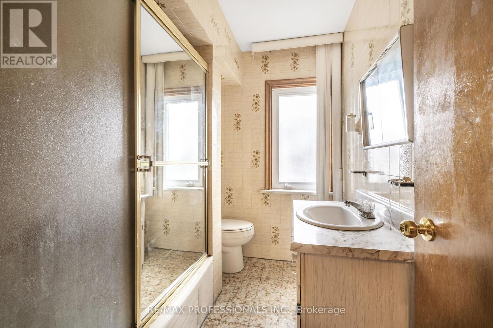 560 Atlas Avenue, Toronto, Ontario  M6C 3R4 - Photo 22 - C12326132