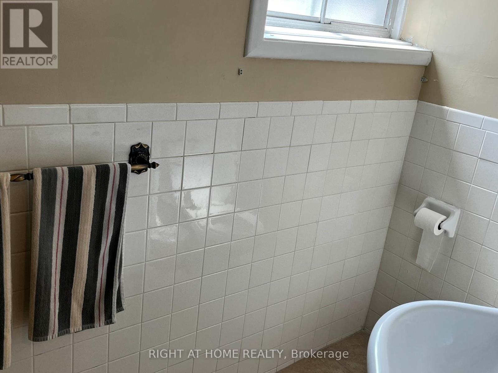 Lower - 40 Deevale Road, Toronto, Ontario  M3M 1Z3 - Photo 10 - W12332219