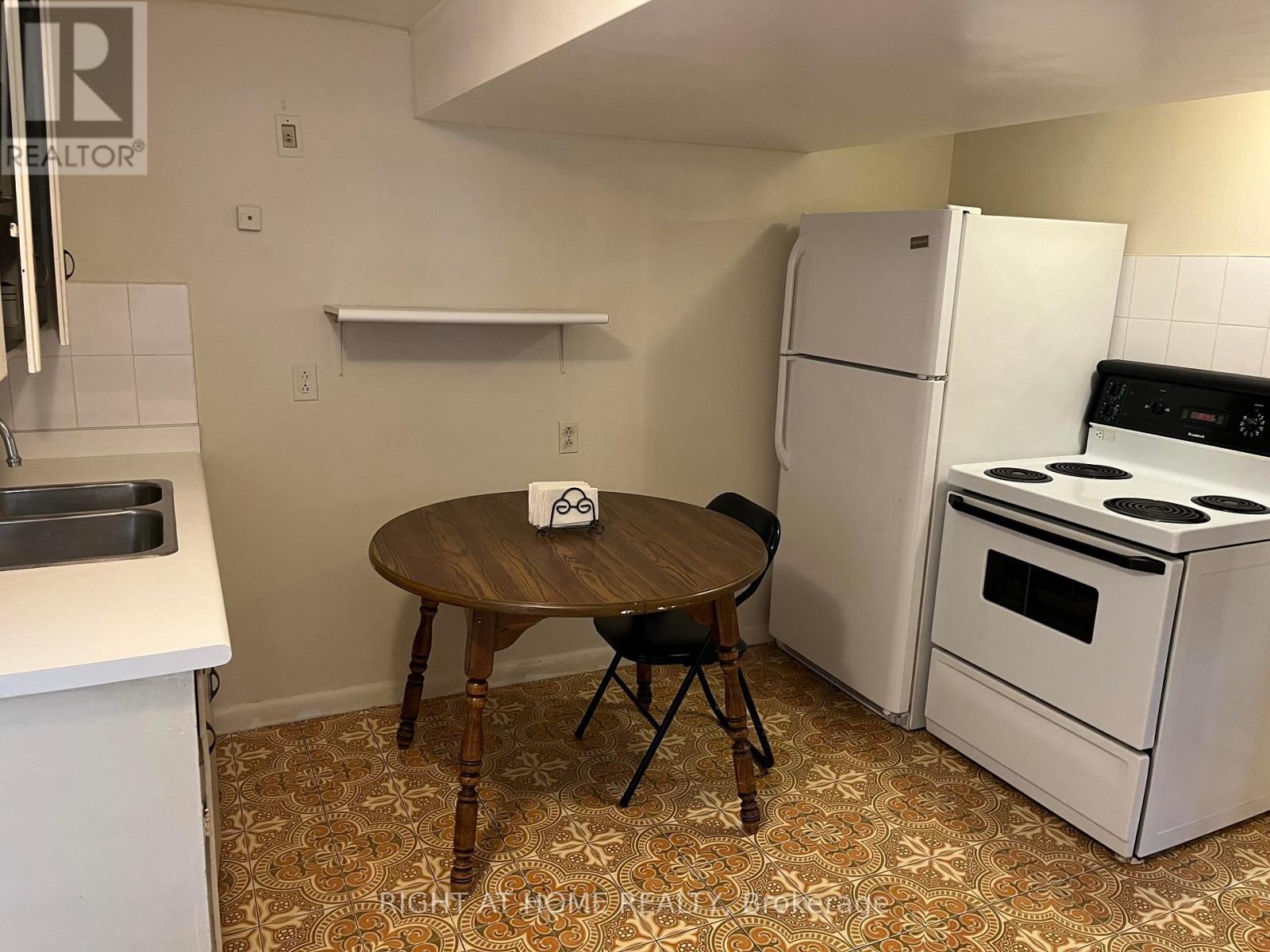 Lower - 40 Deevale Road, Toronto, Ontario  M3M 1Z3 - Photo 15 - W12332219
