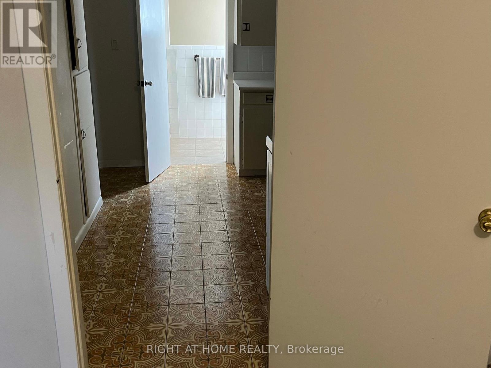 Lower - 40 Deevale Road, Toronto, Ontario  M3M 1Z3 - Photo 4 - W12332219