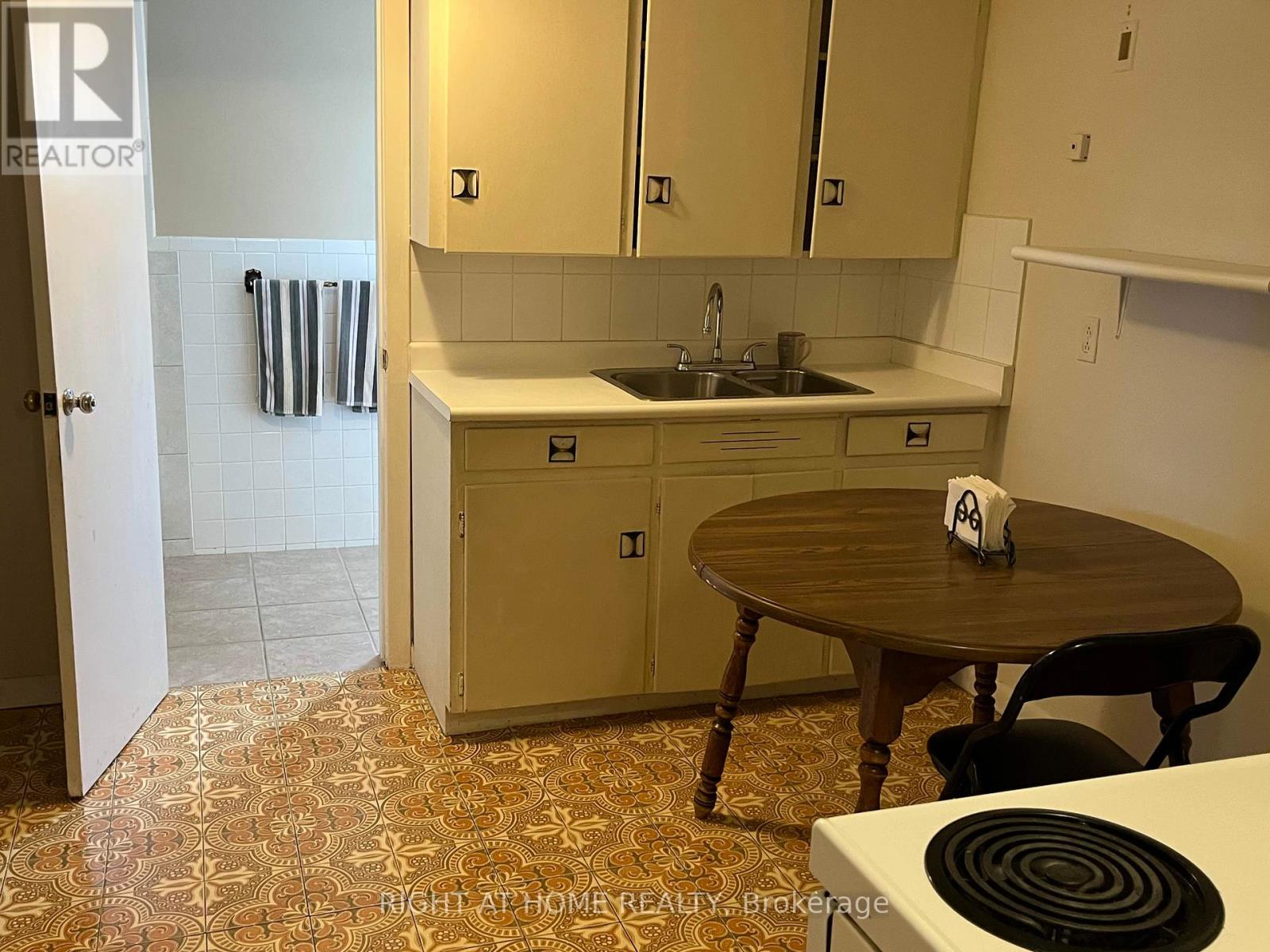 Lower - 40 Deevale Road, Toronto, Ontario  M3M 1Z3 - Photo 6 - W12332219