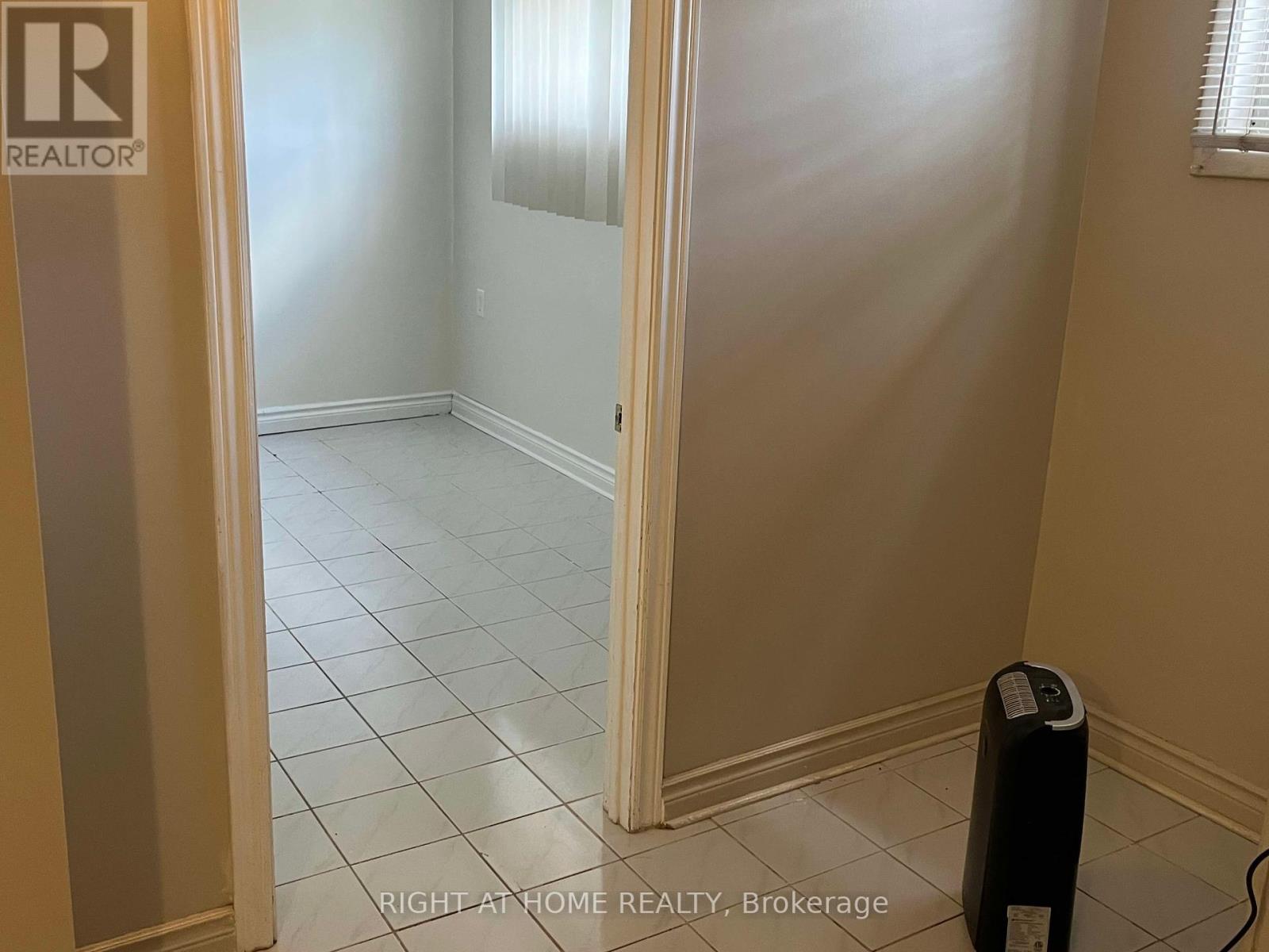 Lower - 40 Deevale Road, Toronto, Ontario  M3M 1Z3 - Photo 7 - W12332219