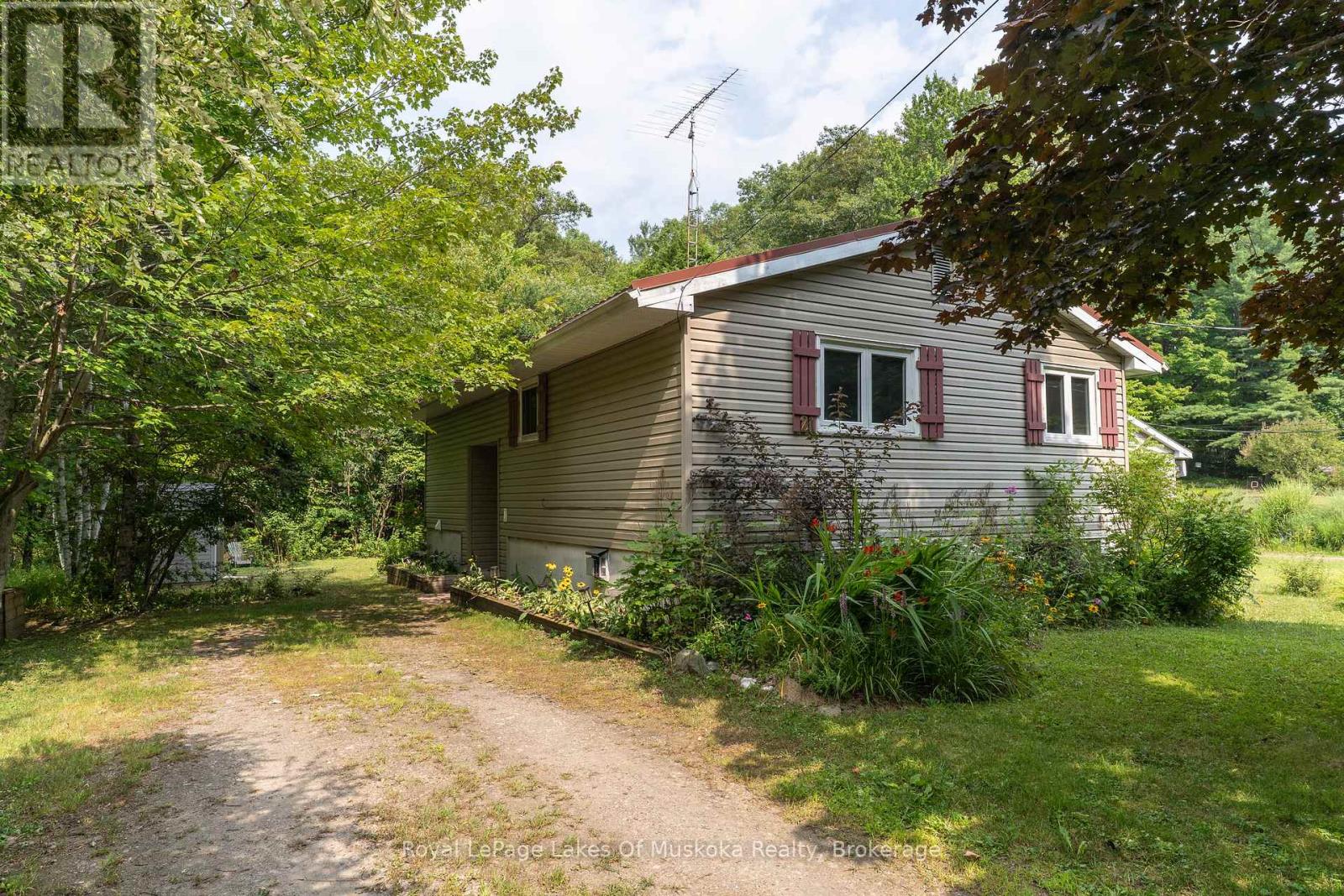 21 Harris Street, Muskoka Lakes, Ontario  P0B 1J0 - Photo 2 - X12332237
