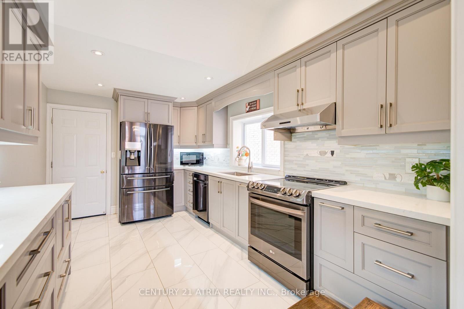 22 Peninsula Crescent, Richmond Hill, Ontario  L4S 1T9 - Photo 12 - N12325597