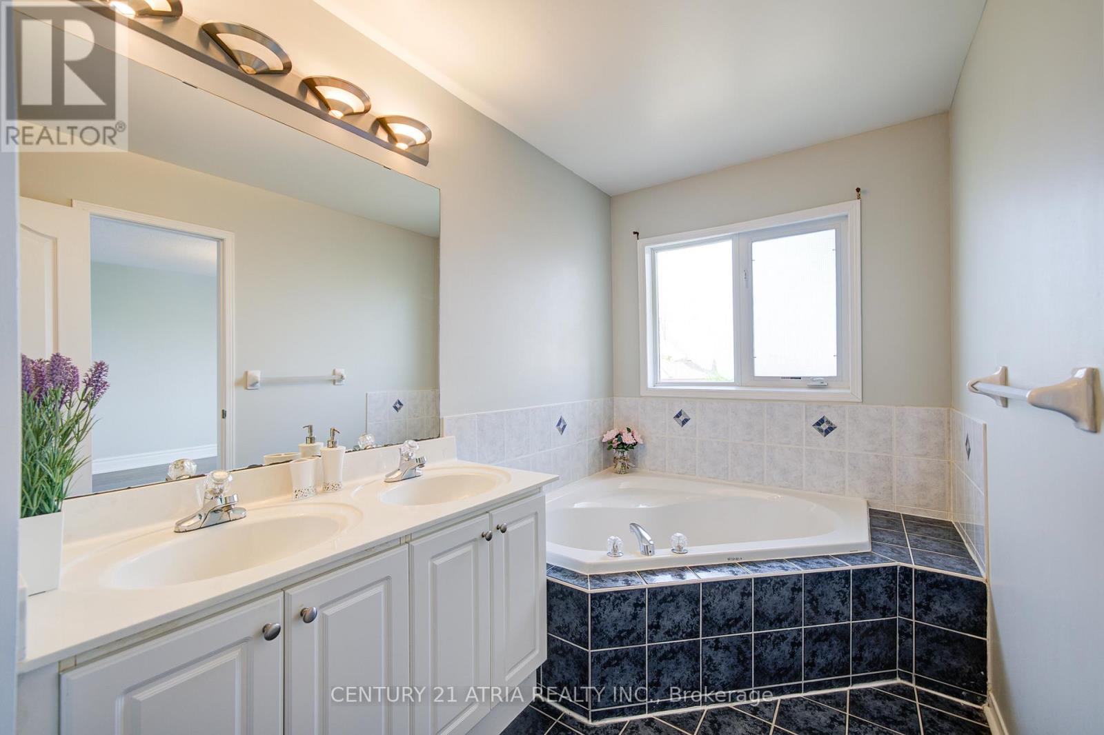 22 Peninsula Crescent, Richmond Hill, Ontario  L4S 1T9 - Photo 24 - N12325597