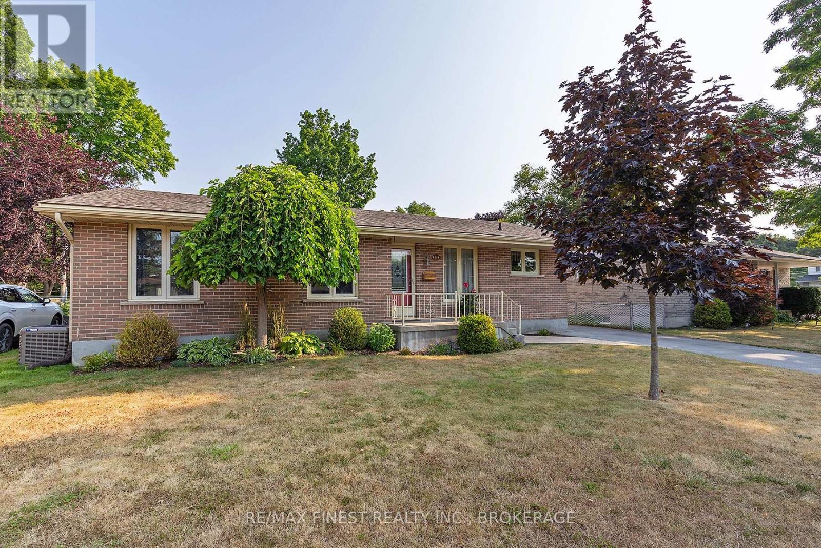 984 Lincoln Drive, Kingston, Ontario  K7M 6N9 - Photo 1 - X12332318