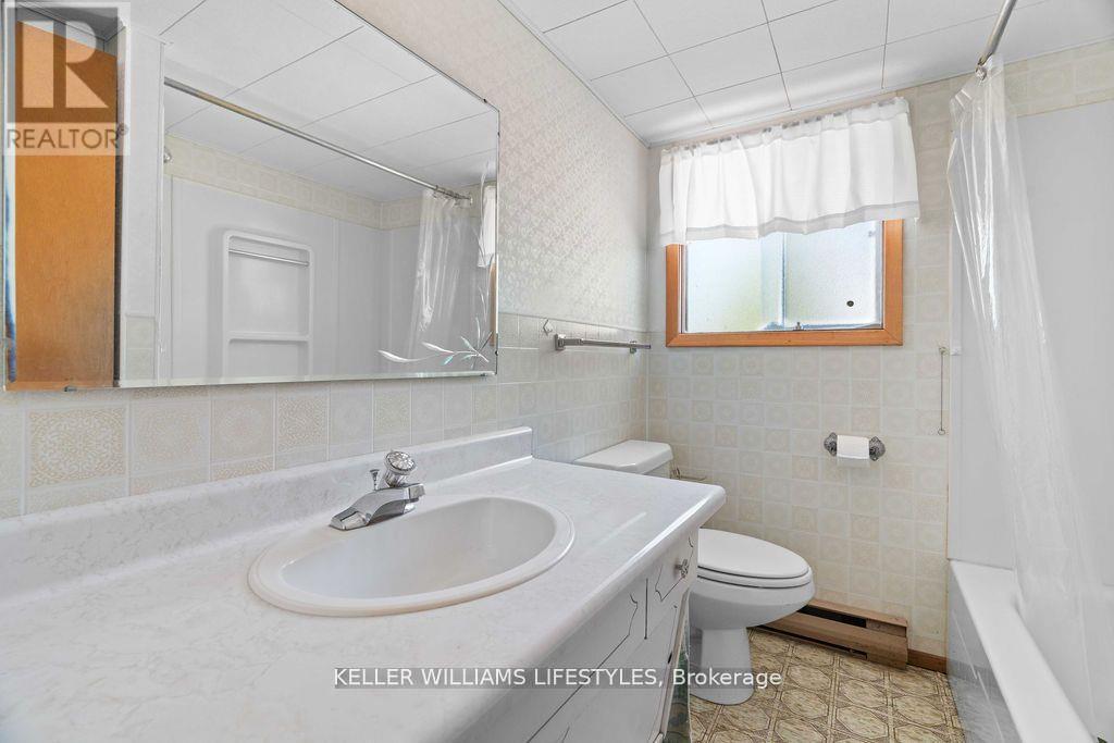 7403 Sanderson Road, Lambton Shores, Ontario  N0M 2L0 - Photo 12 - X12332320