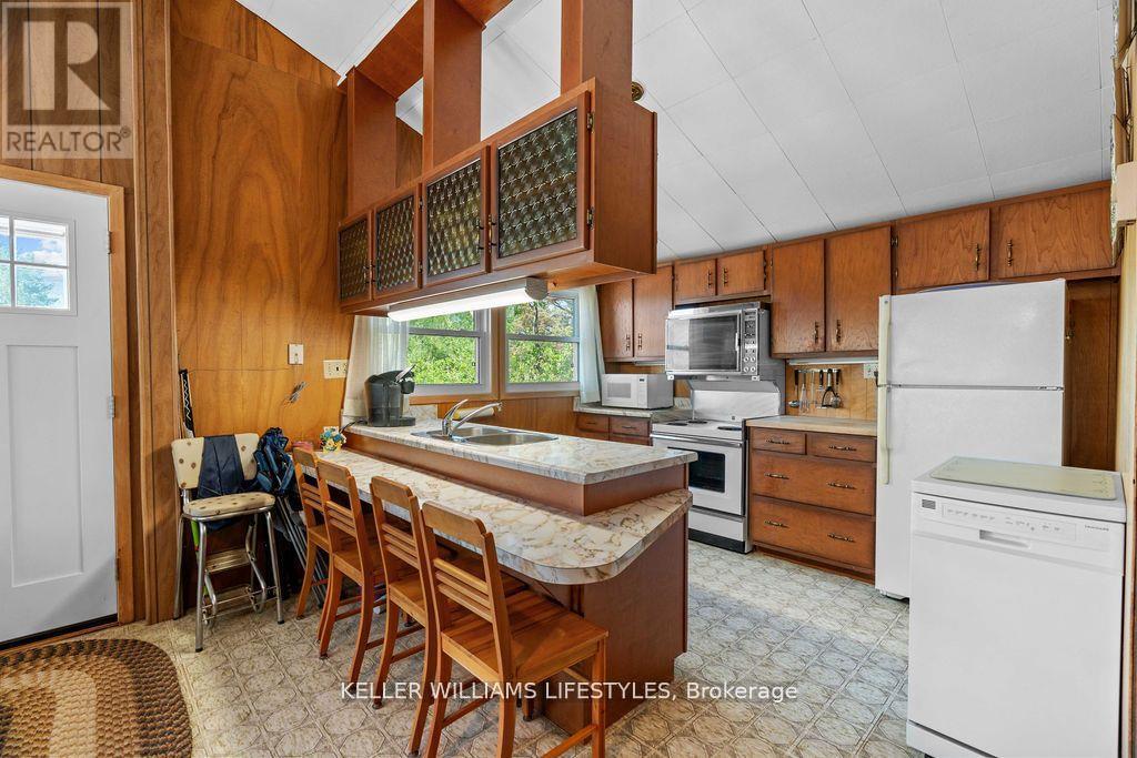 7403 Sanderson Road, Lambton Shores, Ontario  N0M 2L0 - Photo 9 - X12332320