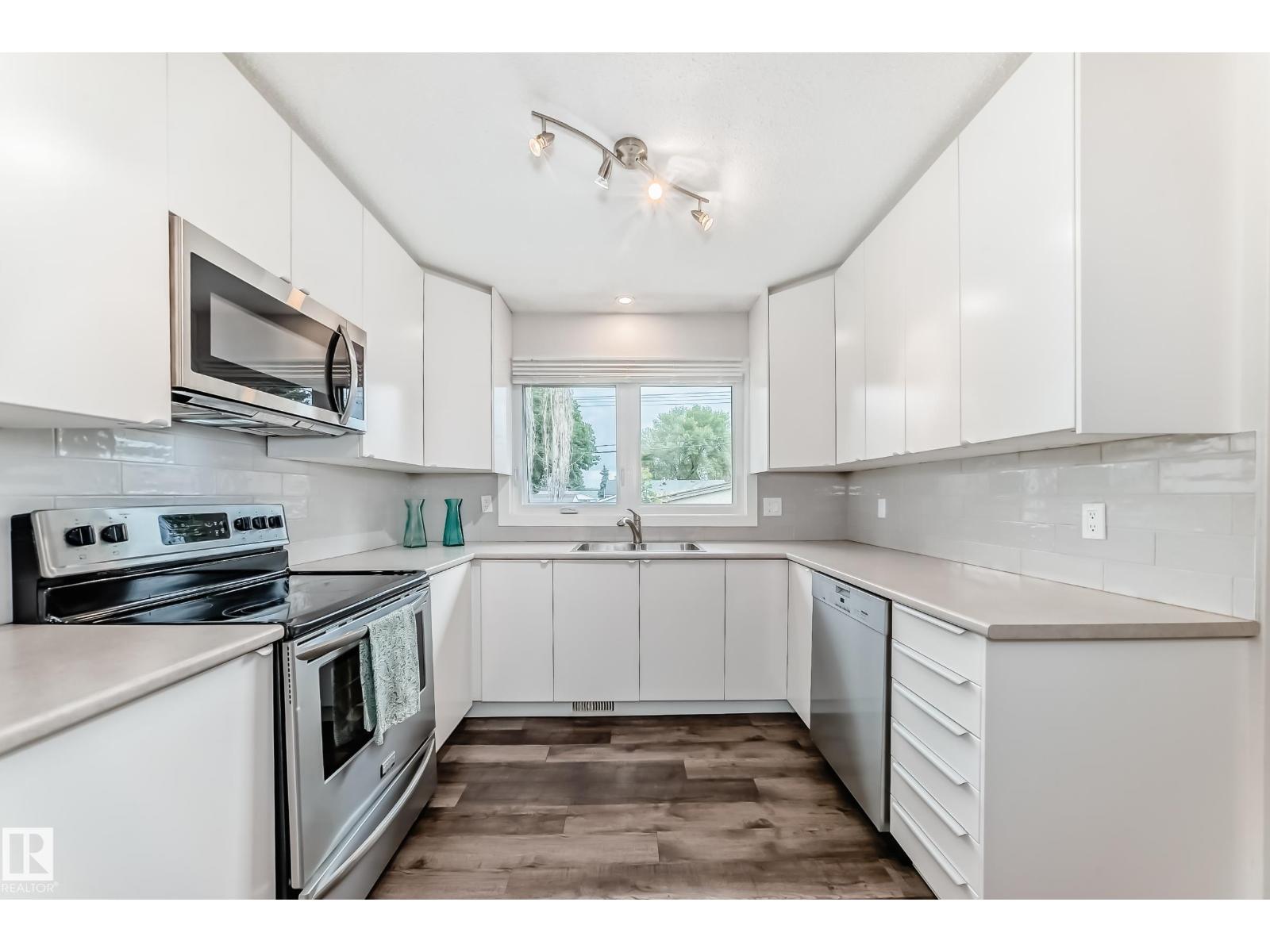 Property at 8415 72 ST NW image 3