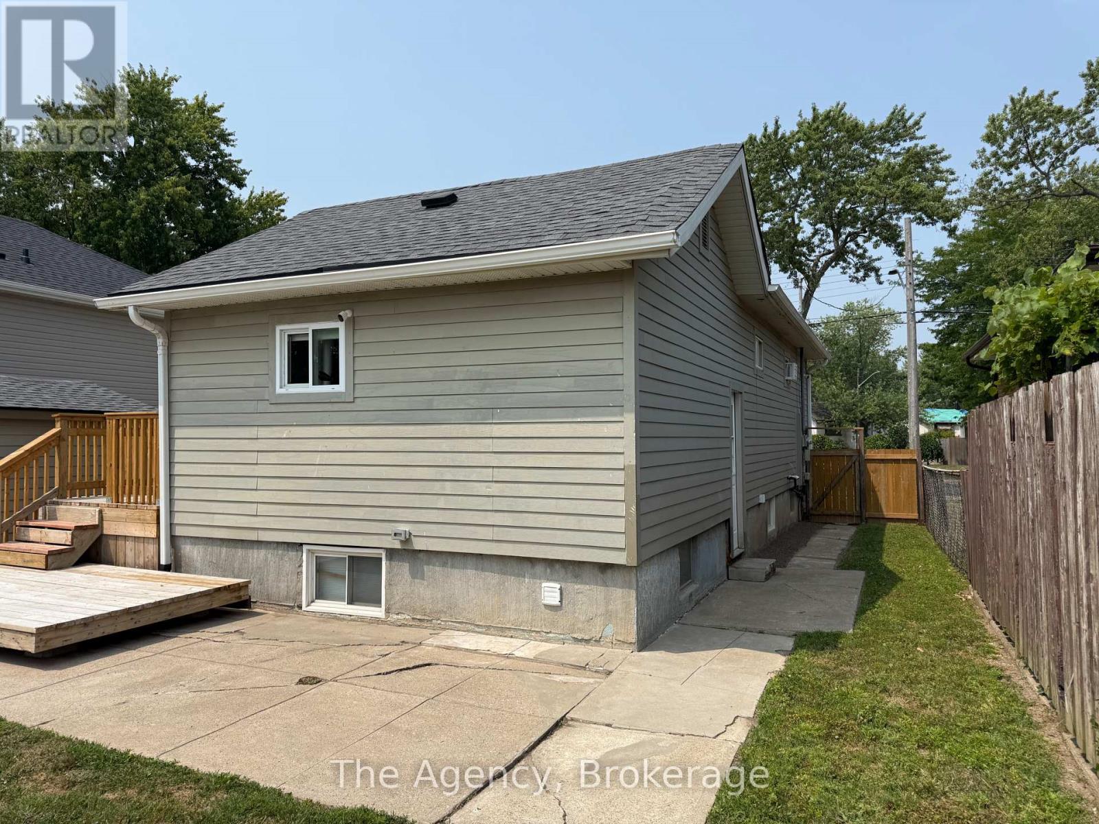 135 St George Street, Welland, Ontario  L3C 5N7 - Photo 10 - X12332518