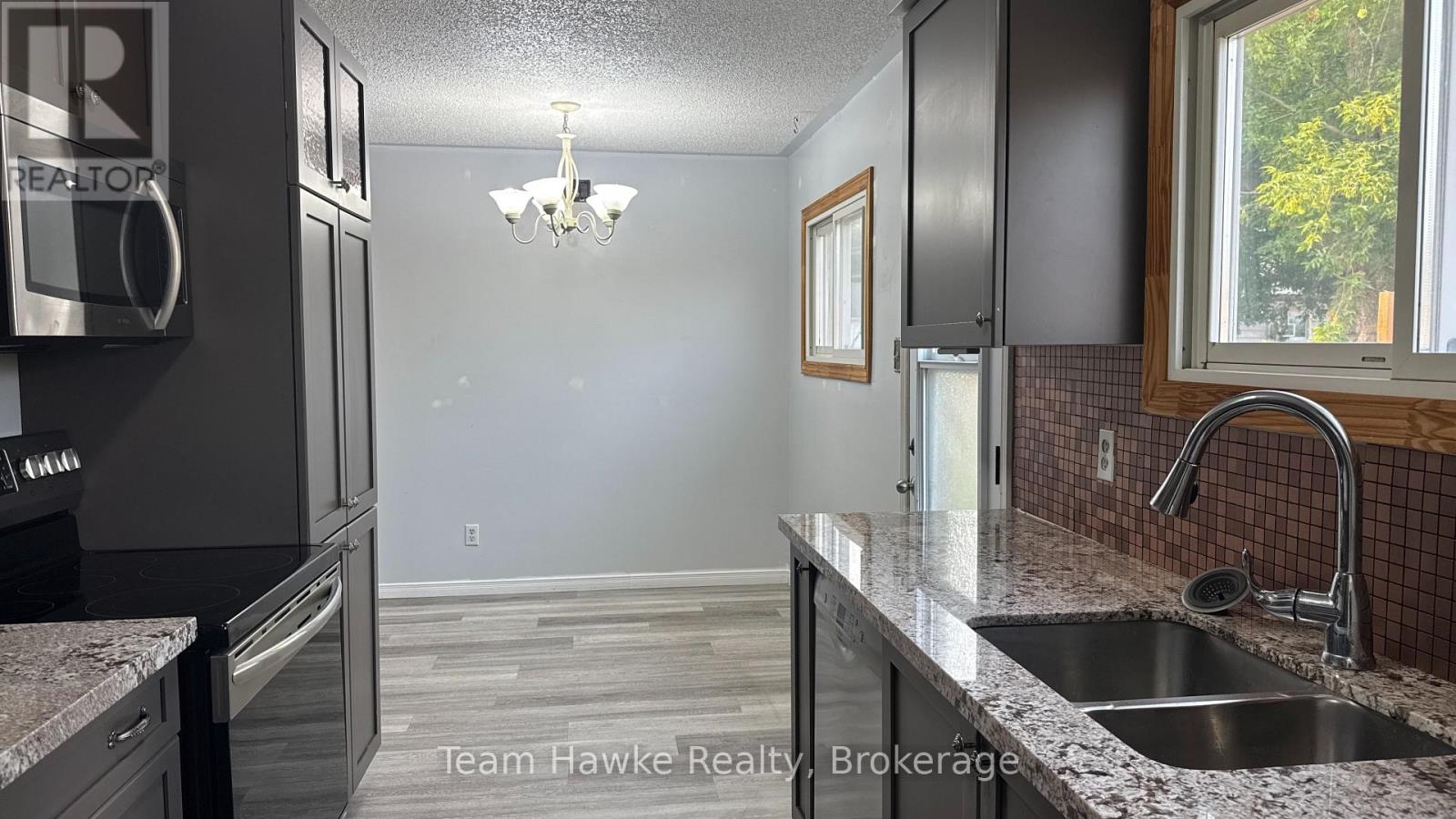 6 Beaumaur Drive, Penetanguishene, Ontario  L9M 1V7 - Photo 2 - S12332395