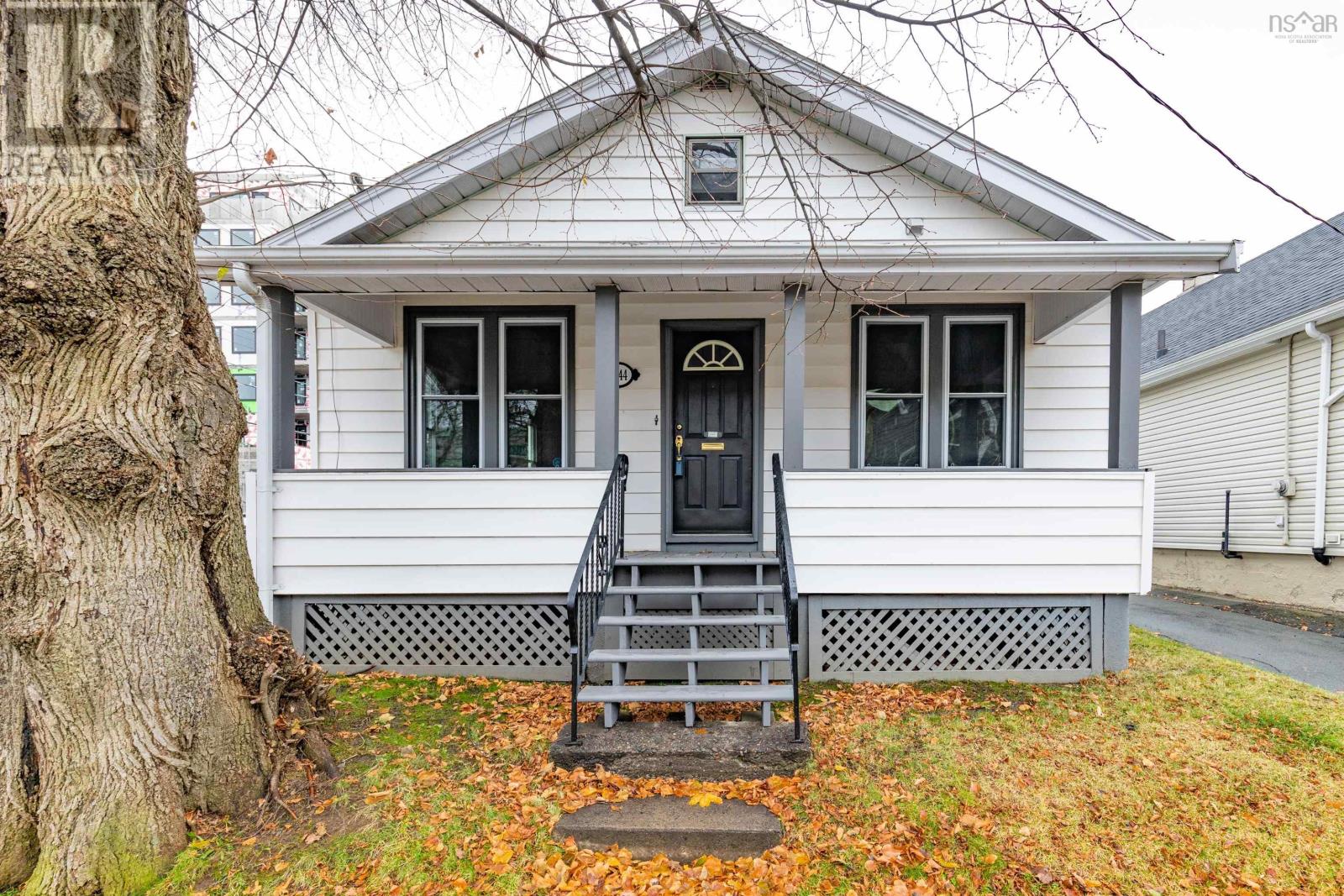 5644 Macara Street, Halifax, Nova Scotia  B3K 1W2 - Photo 1 - 202507302