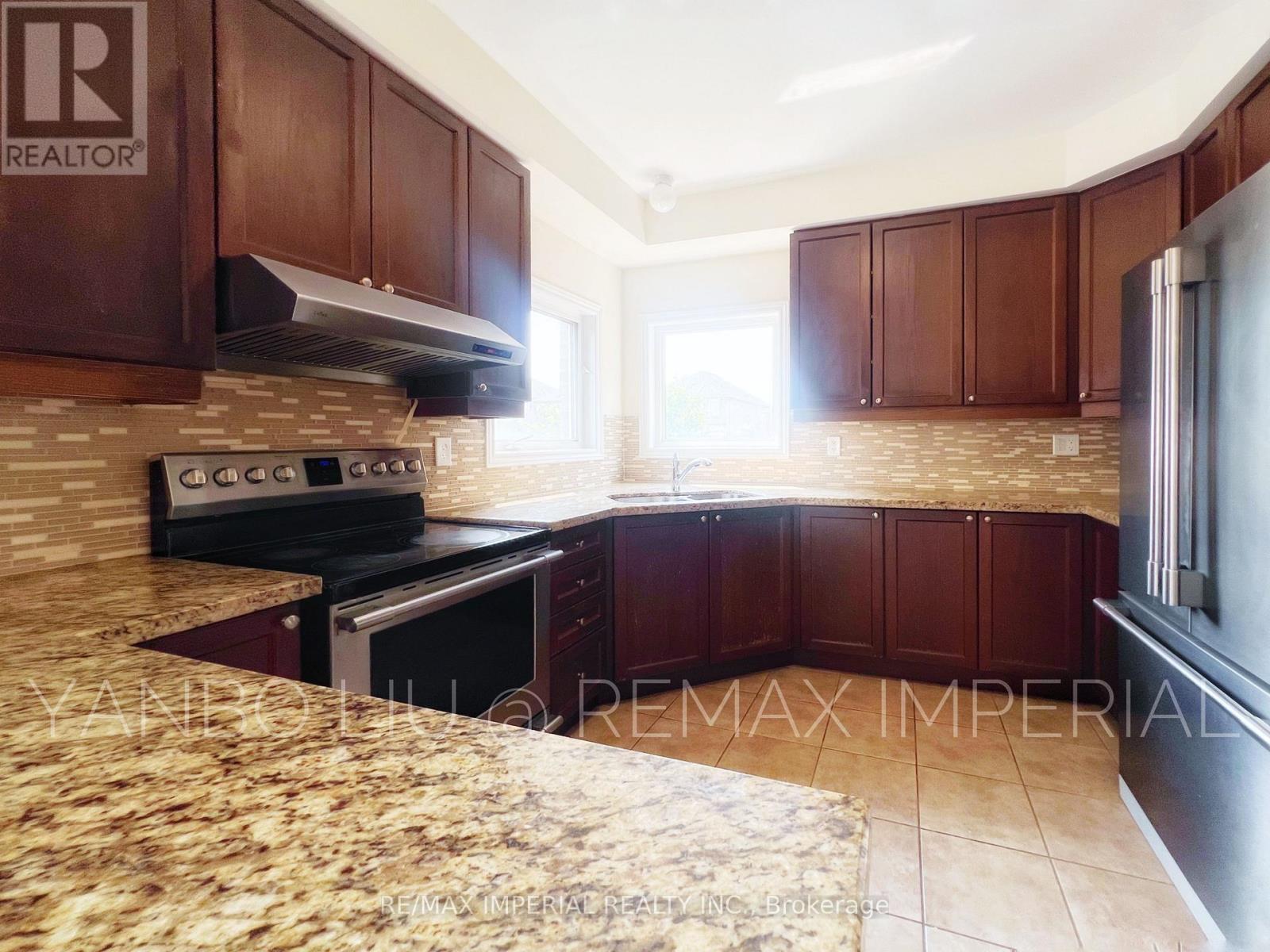 155 Art West Avenue, Newmarket, Ontario  L3X 0C1 - Photo 3 - N12332378