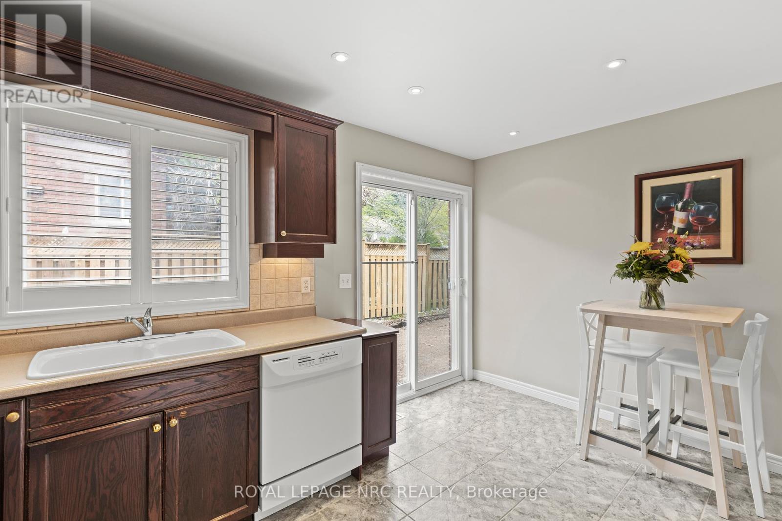 38 Baker Road, Grimsby, Ontario  L3M 5H6 - Photo 11 - X12332649
