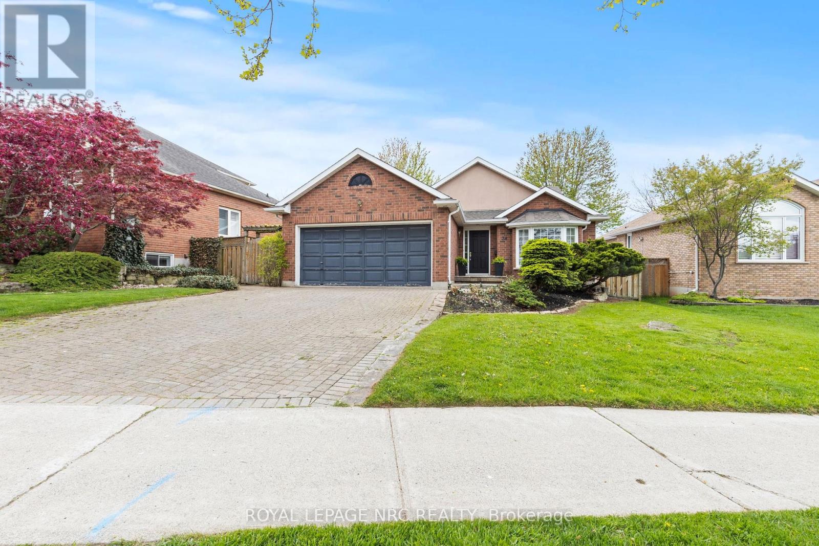 38 Baker Road, Grimsby, Ontario  L3M 5H6 - Photo 2 - X12332649