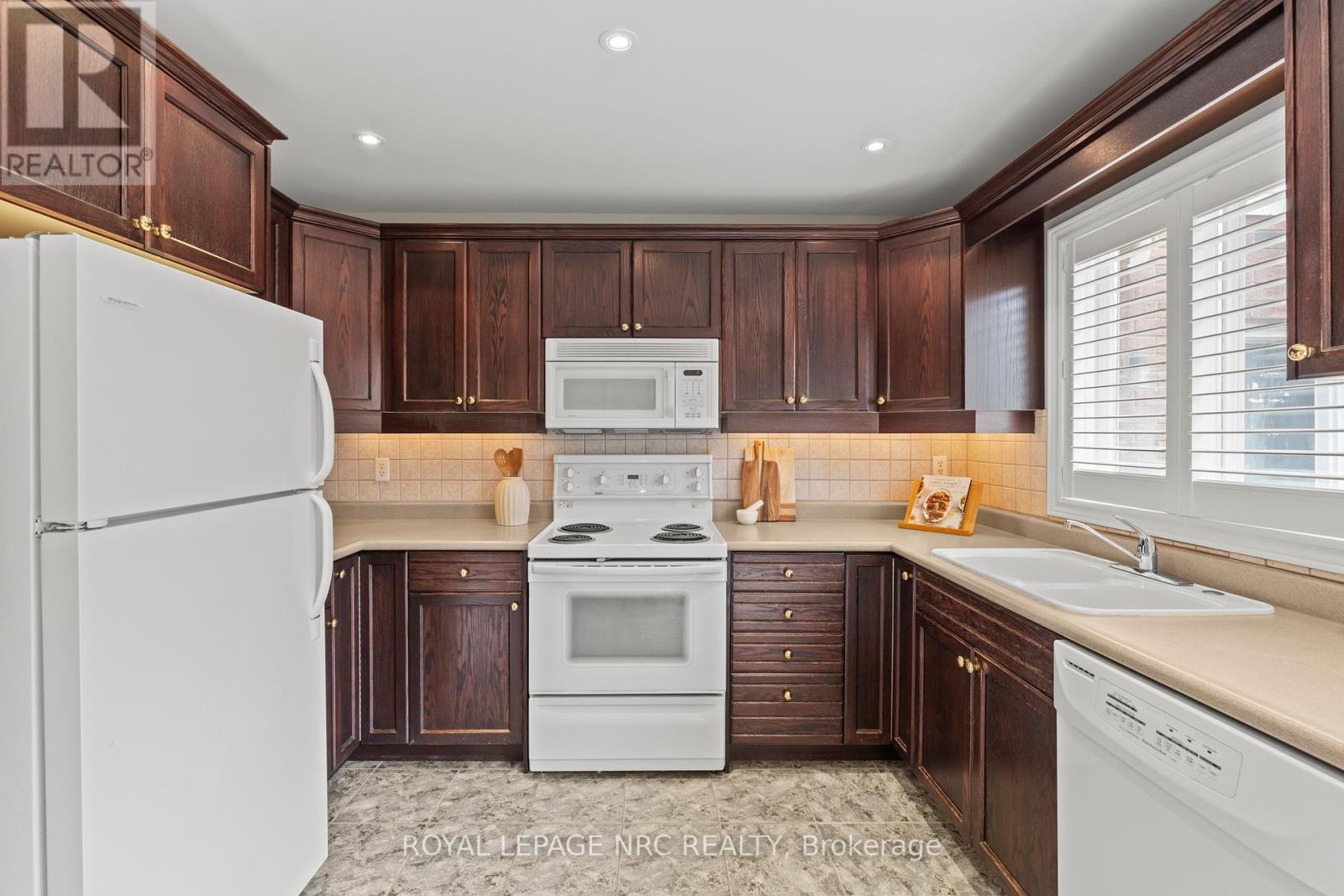 38 Baker Road, Grimsby, Ontario  L3M 5H6 - Photo 9 - X12332649