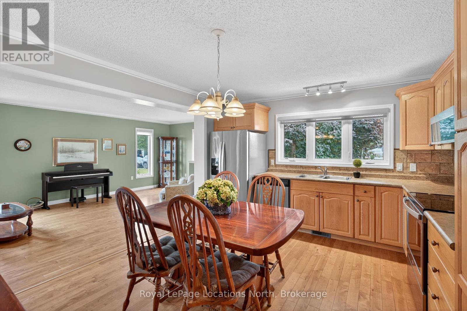 66 Pennsylvania Avenue, Wasaga Beach, Ontario  L9Z 3A8 - Photo 8 - S12332823