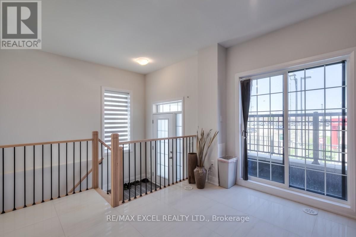 6 Maybank Lane, Whitchurch-Stouffville, Ontario  L4A 4X7 - Photo 17 - N12332636