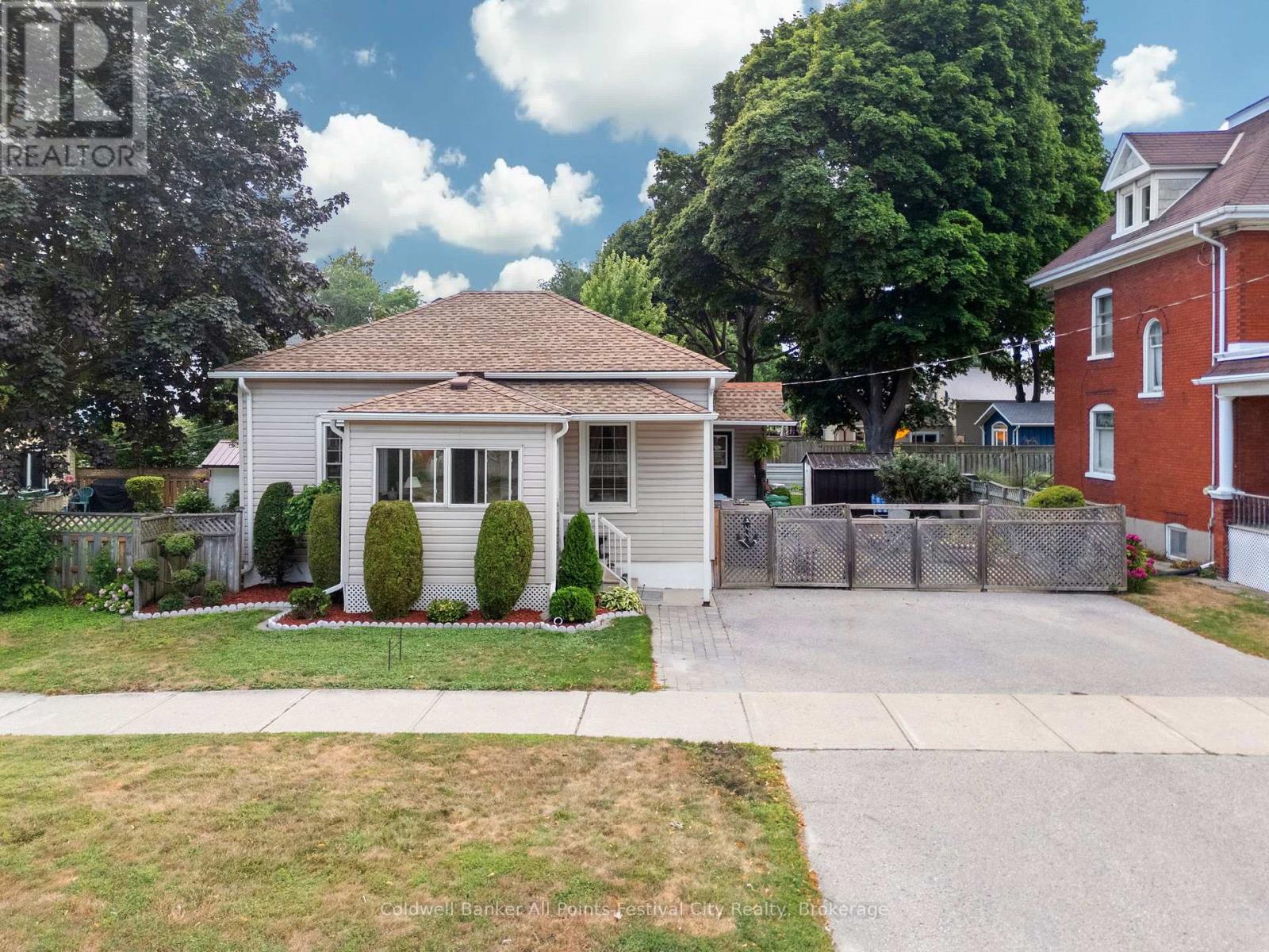 Property at 107 VICTORIA STREET N image 2