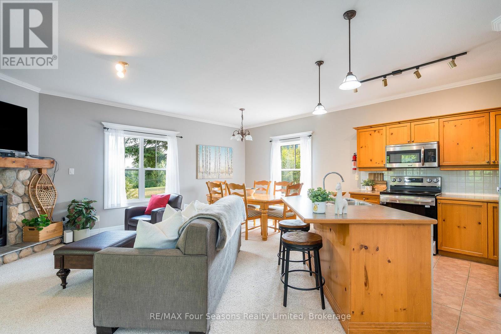 114 - 184 Snowbridge Way, Blue Mountains, Ontario  L9Y 0V1 - Photo 7 - X12332797
