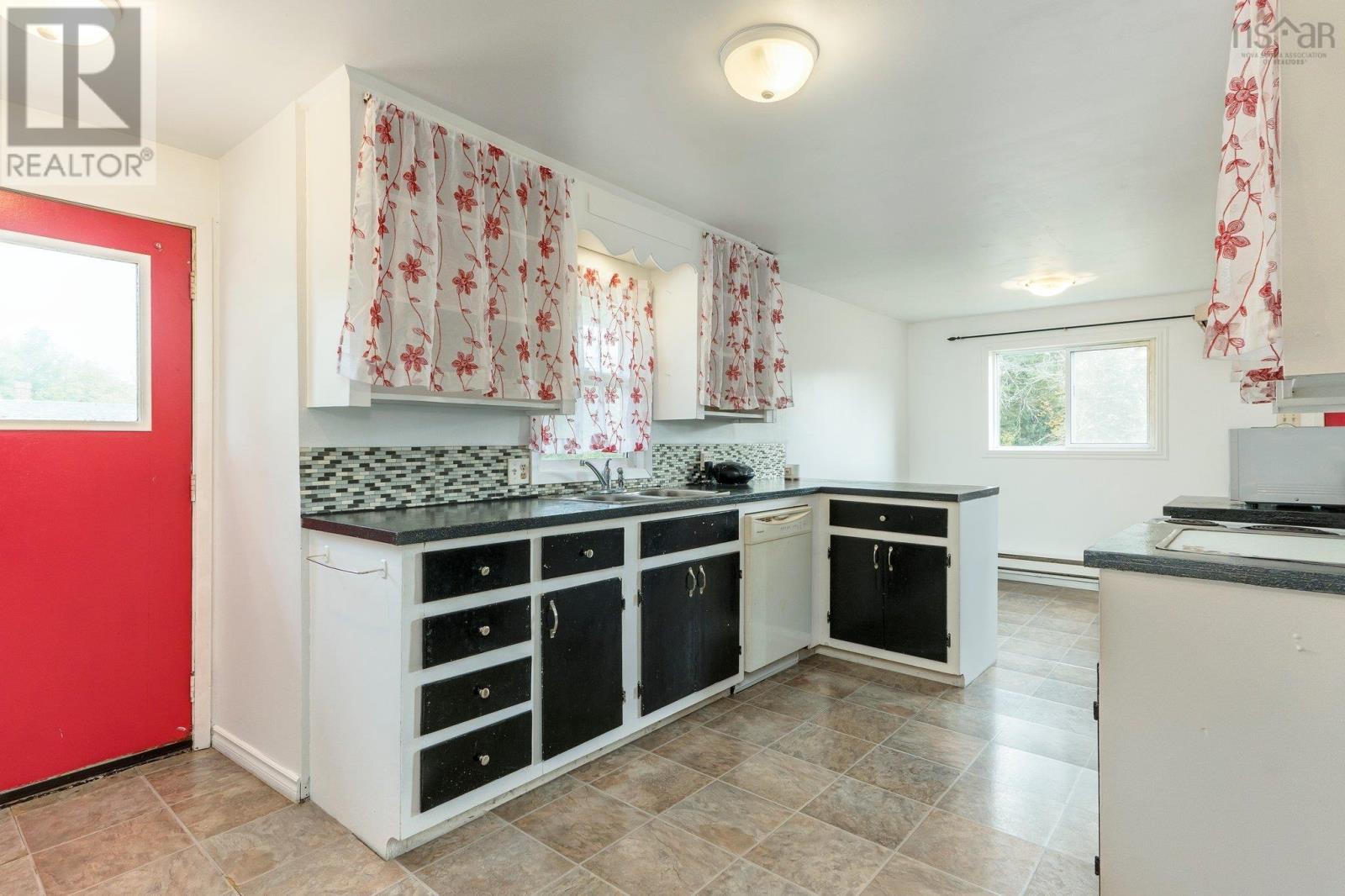 61 Dunlop Road, Brooklyn, Nova Scotia  B0N 2A0 - Photo 11 - 202500802