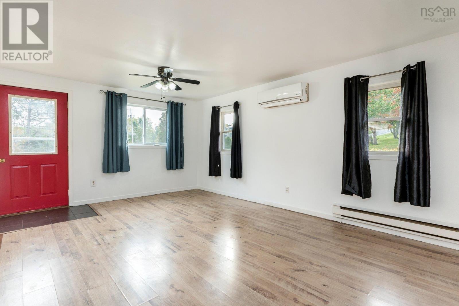 61 Dunlop Road, Brooklyn, Nova Scotia  B0N 2A0 - Photo 5 - 202500802