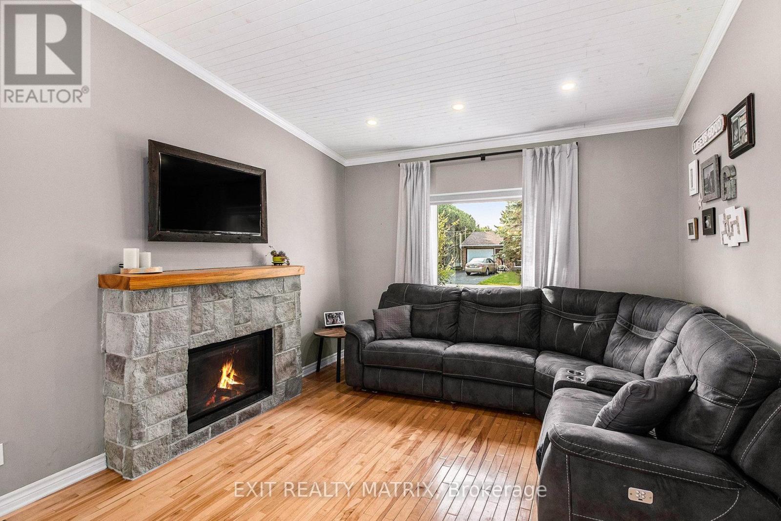 Property at 24 STE THERESE BOULEVARD image 2