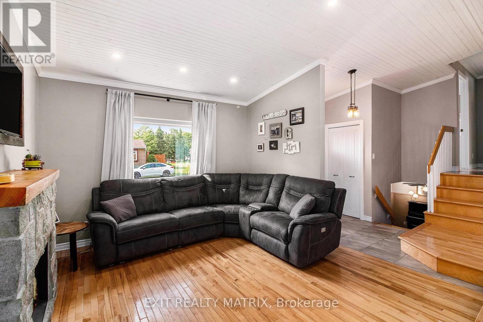 Property at 24 STE THERESE BOULEVARD image 3