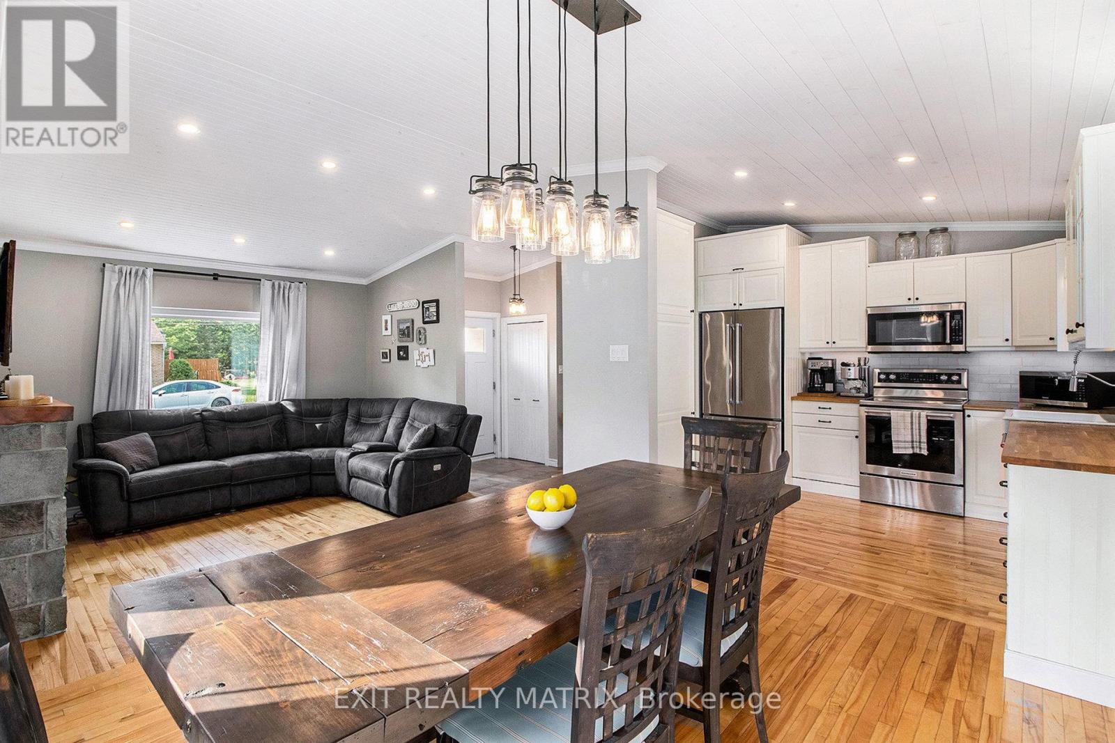 Property at 24 STE THERESE BOULEVARD image 5
