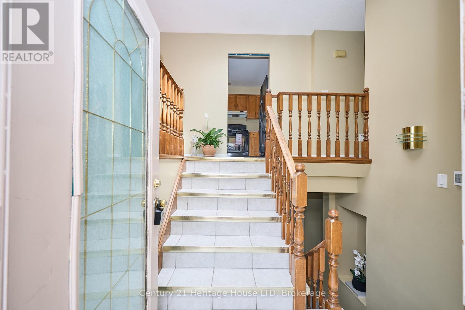 7724 Donlee Drive, Niagara Falls, Ontario  L2H 2N5 - Photo 6 - X12332917