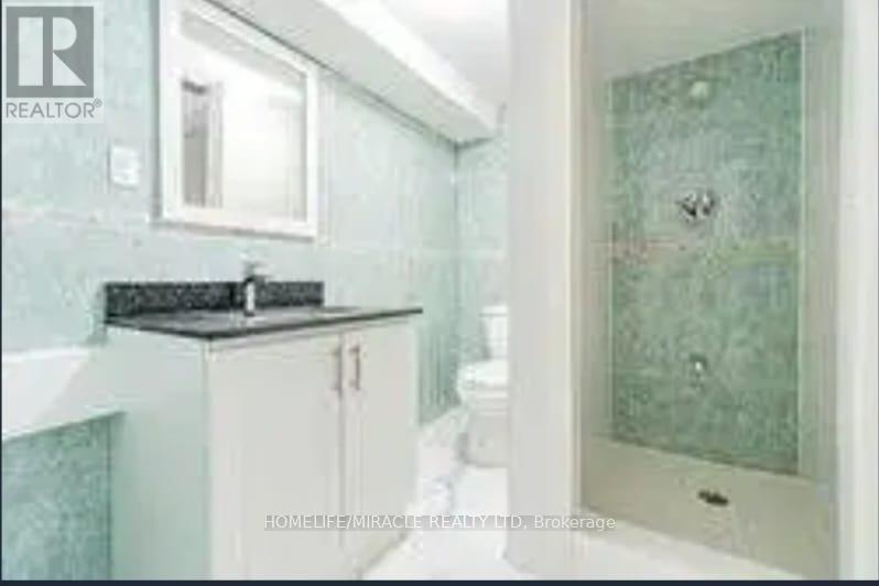 150 Weybridge Trail, Brampton, Ontario  L6V 3W2 - Photo 11 - W12332740