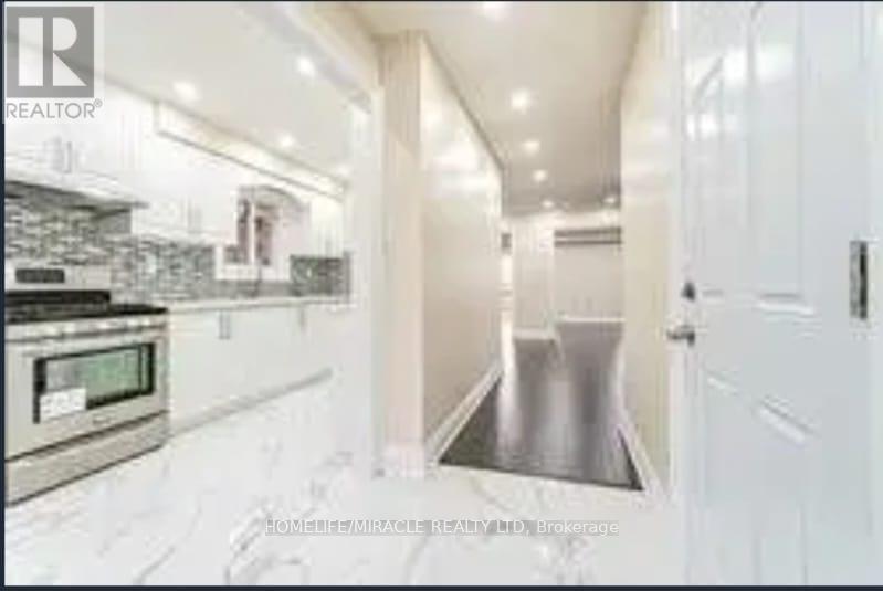 150 Weybridge Trail, Brampton, Ontario  L6V 3W2 - Photo 6 - W12332740