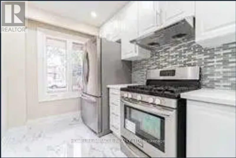 150 Weybridge Trail, Brampton, Ontario  L6V 3W2 - Photo 7 - W12332740