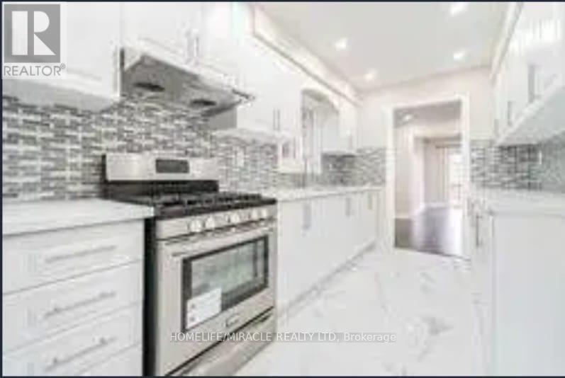 150 Weybridge Trail, Brampton, Ontario  L6V 3W2 - Photo 8 - W12332740