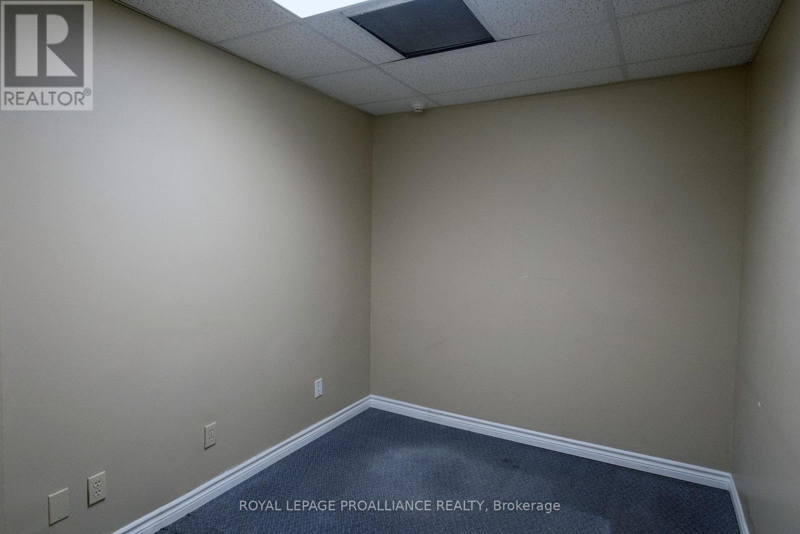 B - 354 Pinnacle Street, Belleville, Ontario  K8N 3B4 - Photo 5 - X12333063