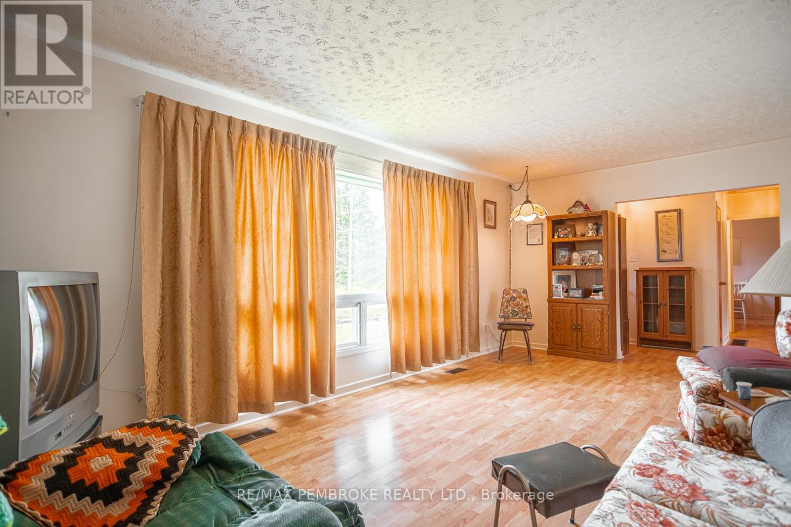 187 Sandy Beach Road, Laurentian Valley, Ontario  K8A 6W8 - Photo 10 - X12333052