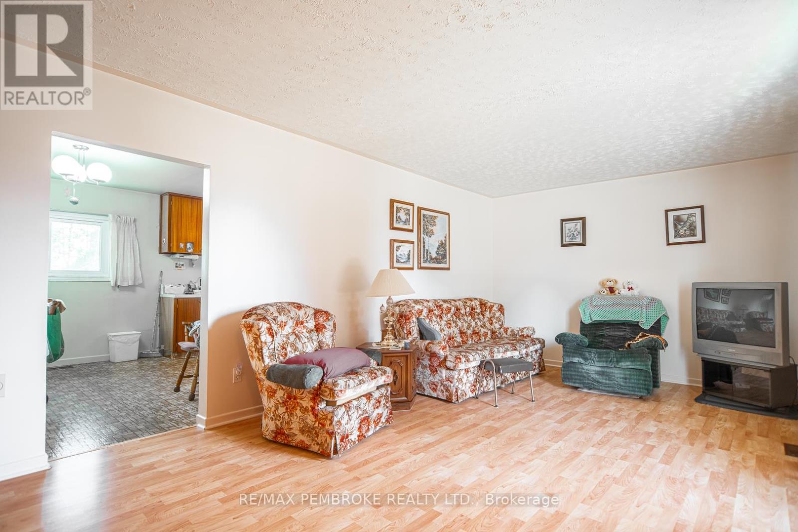 187 Sandy Beach Road, Laurentian Valley, Ontario  K8A 6W8 - Photo 11 - X12333052