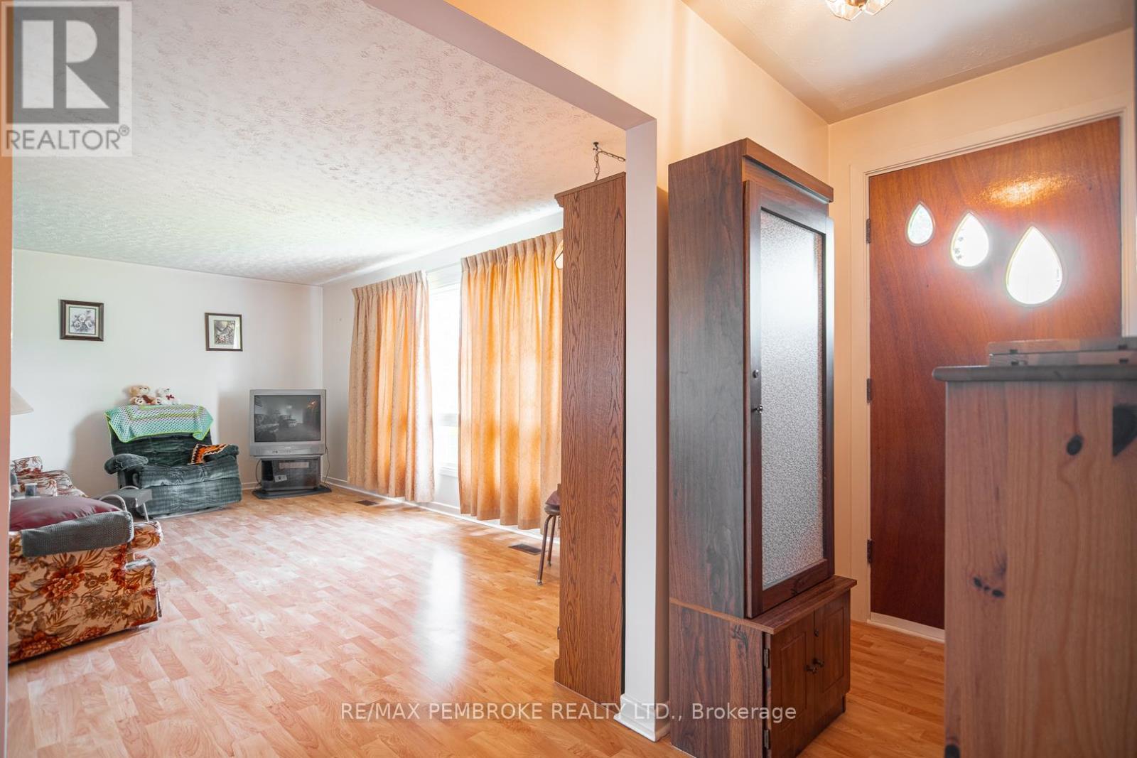 187 Sandy Beach Road, Laurentian Valley, Ontario  K8A 6W8 - Photo 12 - X12333052