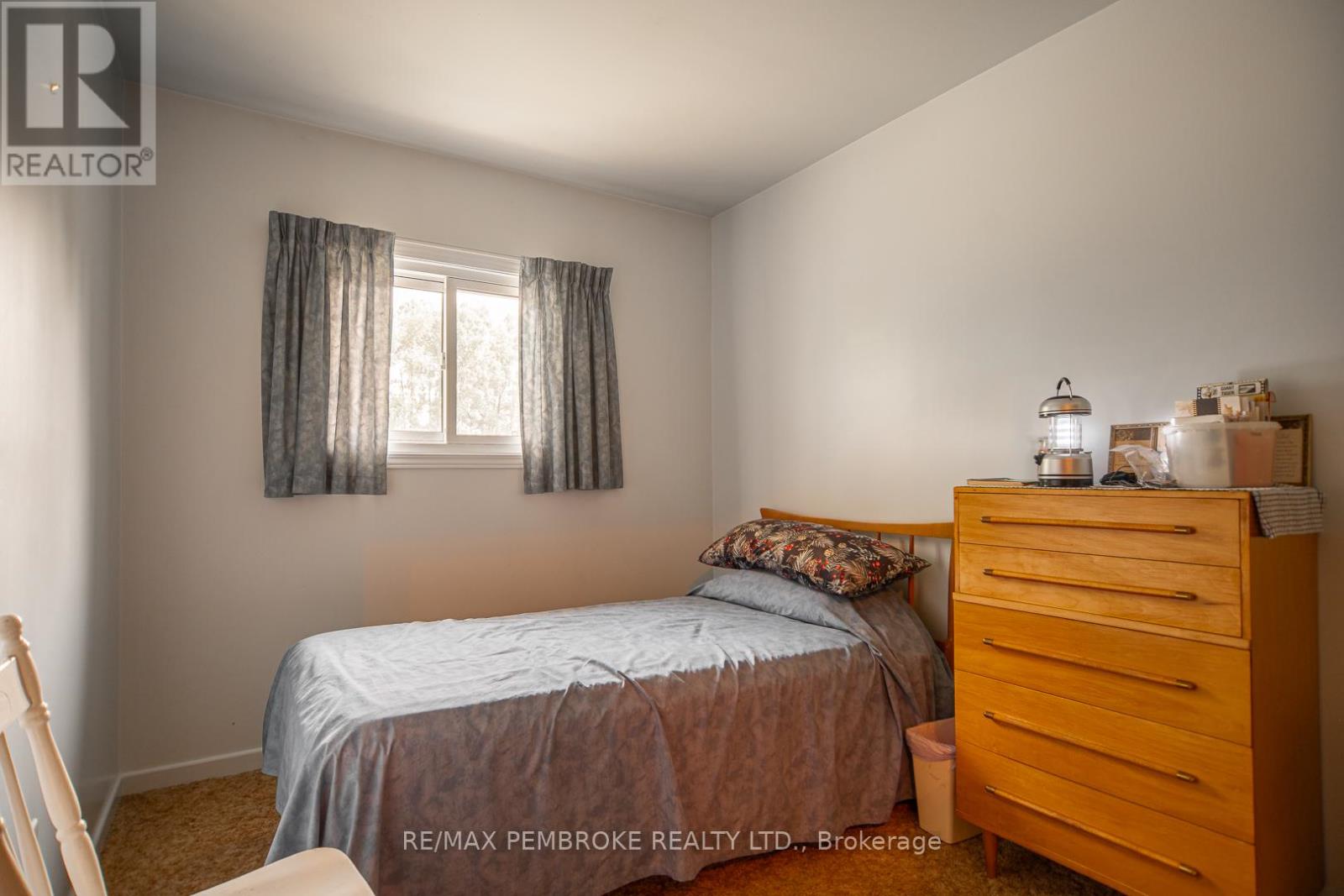 187 Sandy Beach Road, Laurentian Valley, Ontario  K8A 6W8 - Photo 13 - X12333052