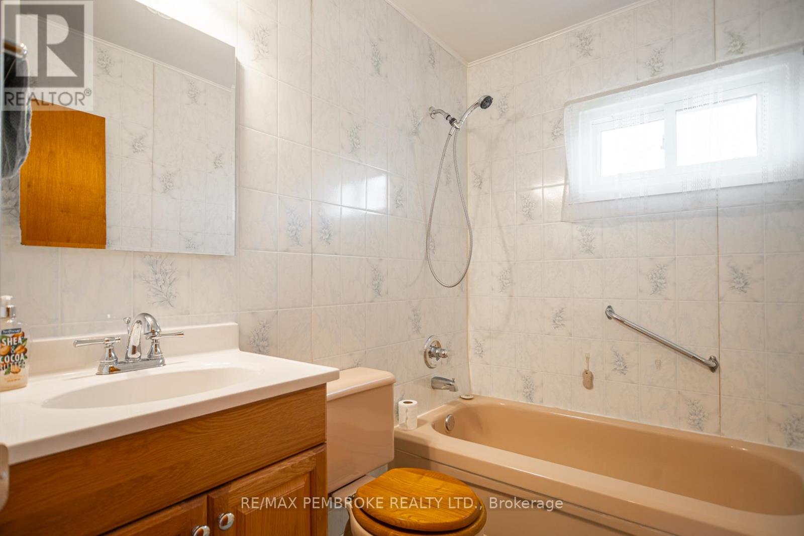 187 Sandy Beach Road, Laurentian Valley, Ontario  K8A 6W8 - Photo 18 - X12333052