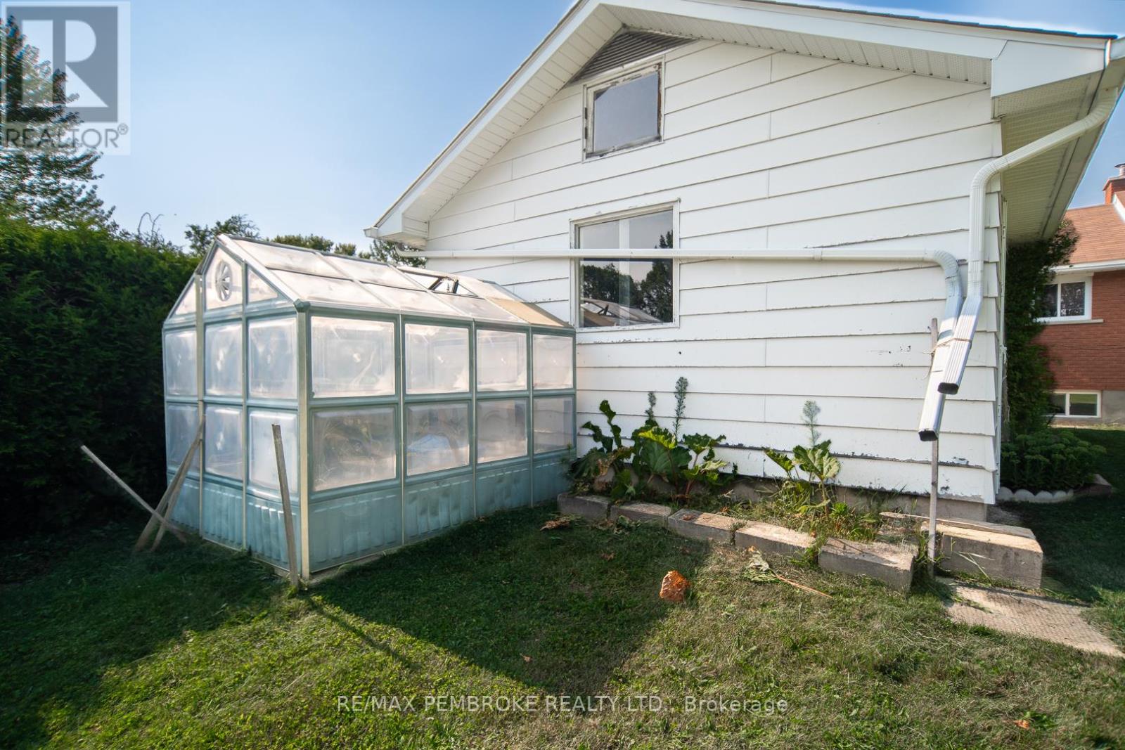 187 Sandy Beach Road, Laurentian Valley, Ontario  K8A 6W8 - Photo 27 - X12333052