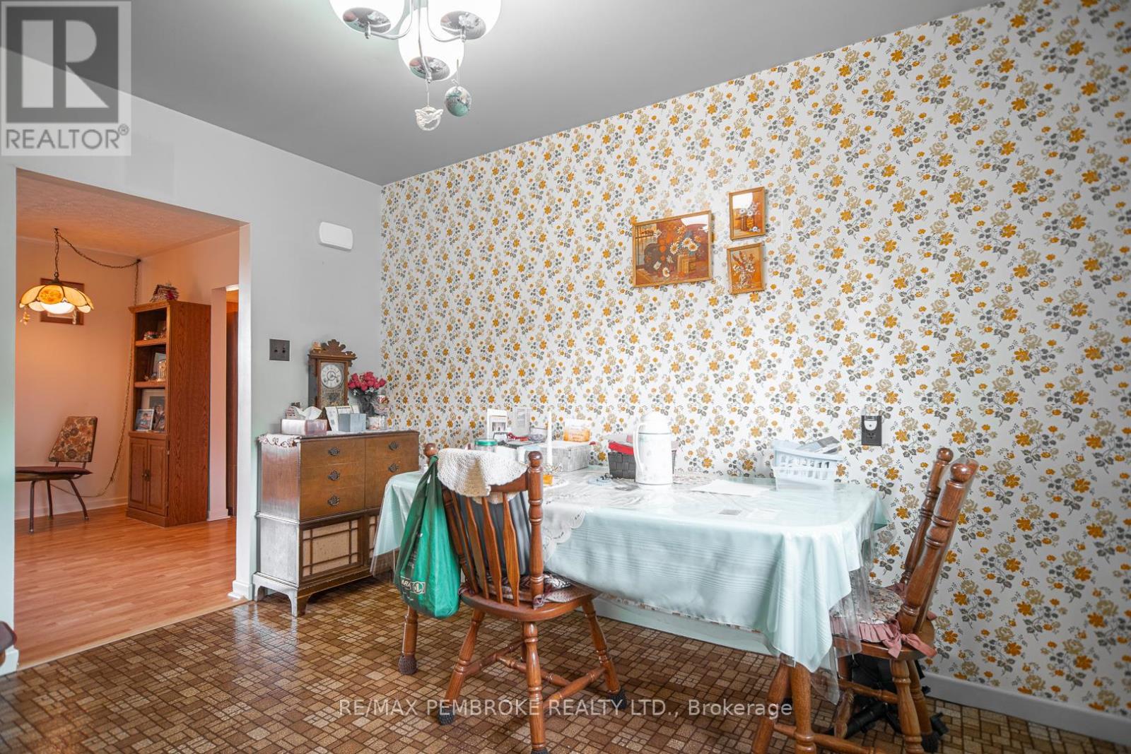 187 Sandy Beach Road, Laurentian Valley, Ontario  K8A 6W8 - Photo 7 - X12333052