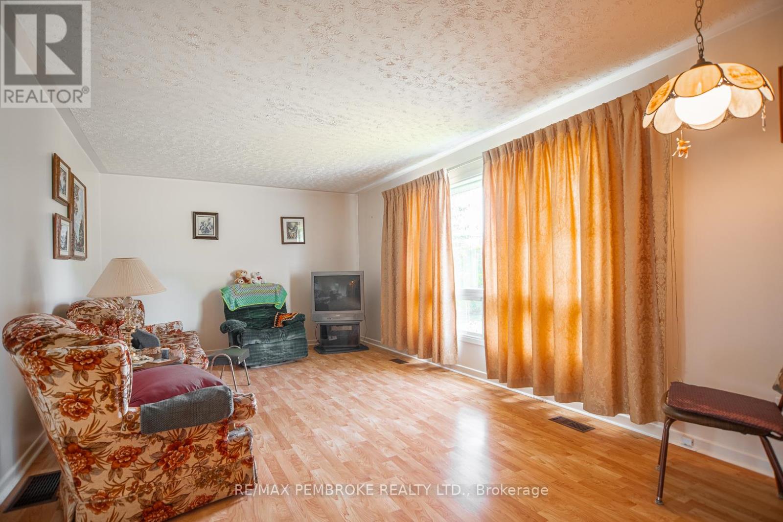 187 Sandy Beach Road, Laurentian Valley, Ontario  K8A 6W8 - Photo 9 - X12333052