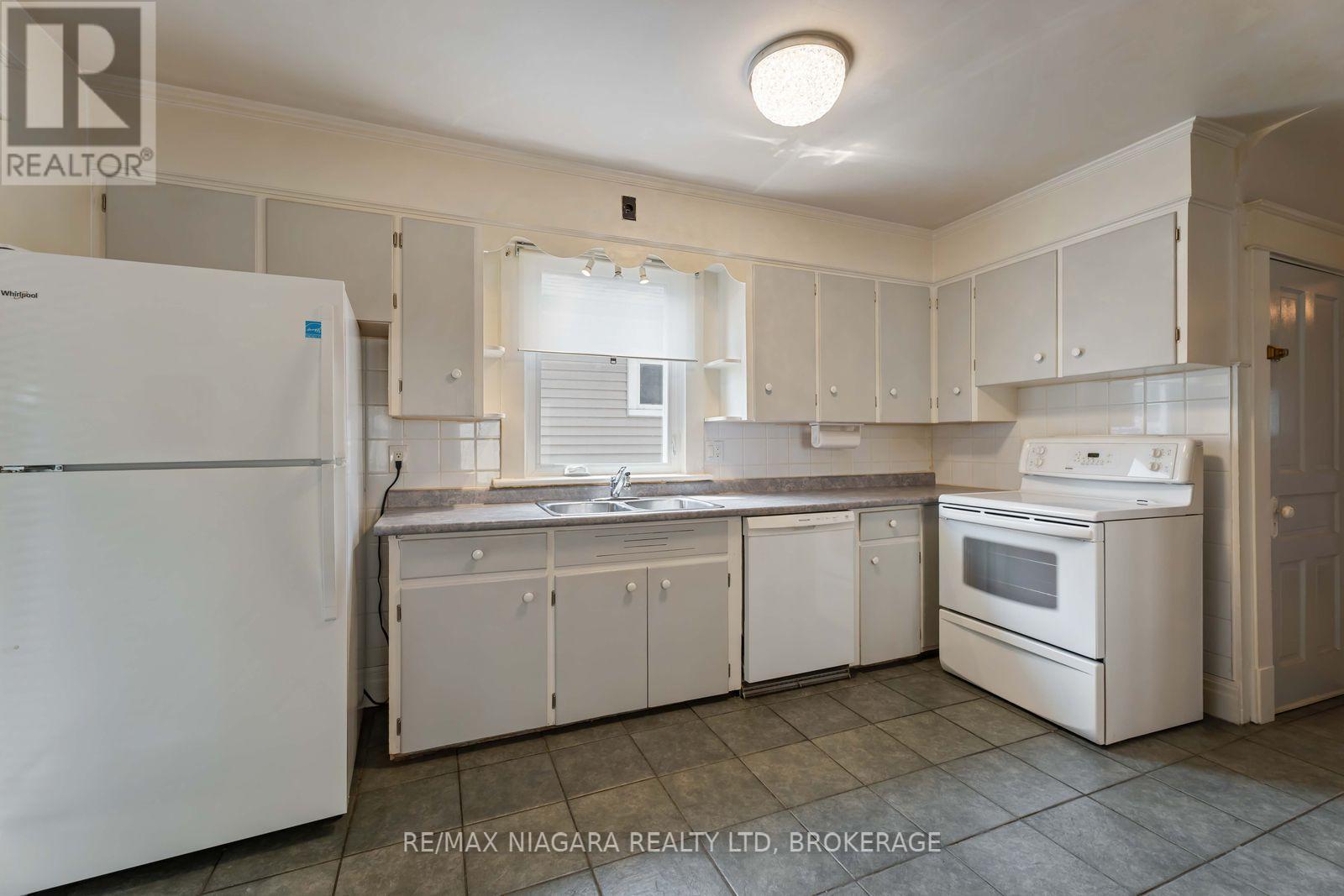 8 Russell Avenue, St. Catharines, Ontario  L2R 1T9 - Photo 15 - X12332991